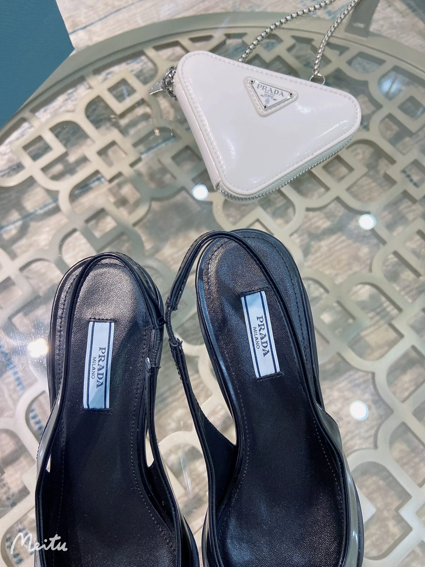 ✨Ex-factory price p480✨ Women's shoes, women's clothing ✨Ex-factory price pRADA ²⁰²¹𝐬𝐬Prada's new spring and summer products are coming with strength! ❣️The same style sandals as popular superstar Jin Chen, a fashionable and versatile nice item. The original shoes are developed and purchased from Italian counters. They are reproduced 1:1 according to the original taste. This year’s theme is not to be defined, embodying texture through simplicity💛From thick-soled sneakers to sawtooth short boots to 2021 kitten heels, everything reveals a sure-fire momentum... Combining gentleness and handsomeness, kitten heels are the finishing touch for little women❤️ Top-notch open-edge beaded cowhide with original 3D printing, triangle logo consistent with the original, wear-resistant t✨factory price PU outsole, goat leather lining, breathable and comfortable ads midsole. ⚛Heel height 3.0cm. ⚛Size: 34-39 (customized in 40 pieces) ⚛Original packaging accessories. ⚛Triangle deduction